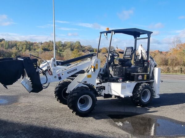 En stock,Tractopelle 2T5, neuf et sous garantie