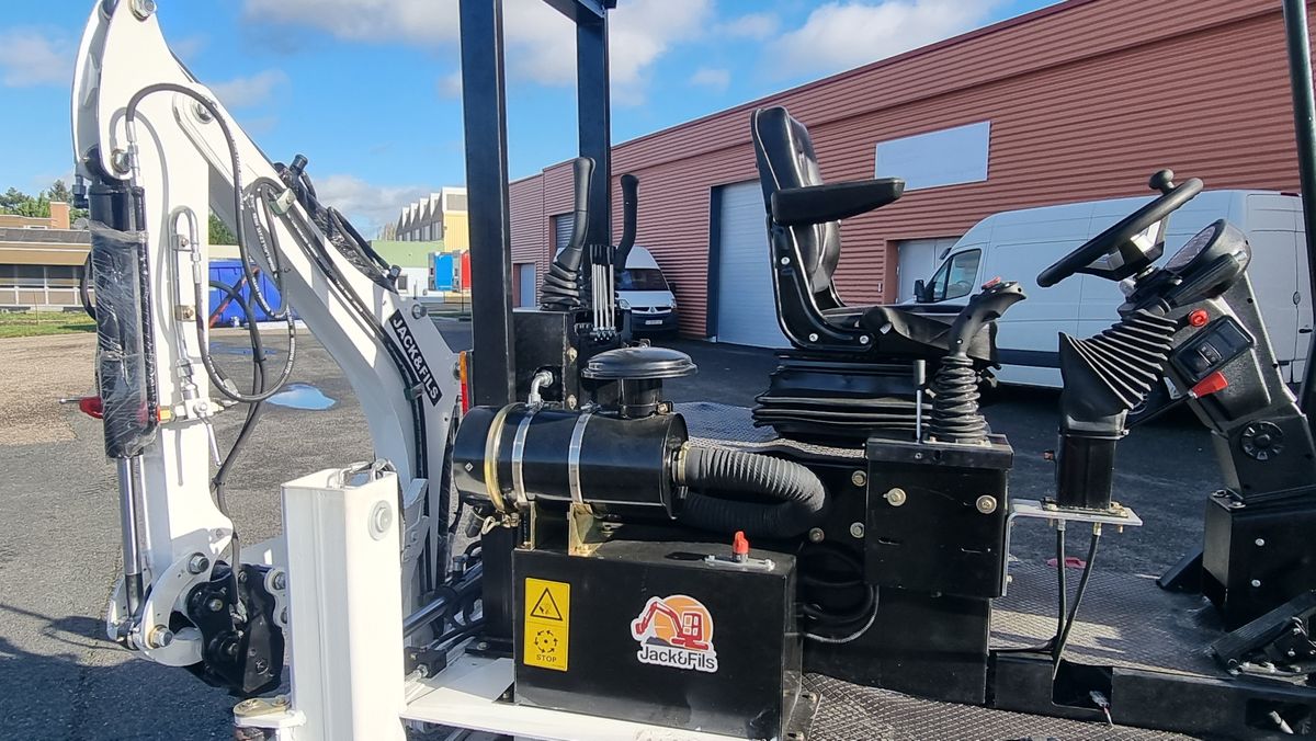 En stock,Tractopelle 2T5, neuf et sous garantie